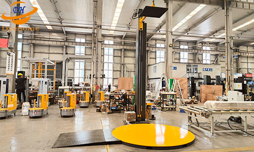 Top pressure pallet wrapping machine with ramp