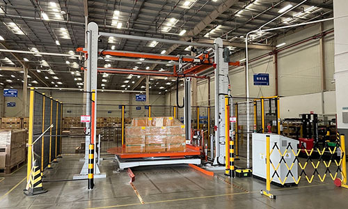 Worried about the top of the goods getting damp and dusty? Top wrapping machine is a key link for pallet packaging