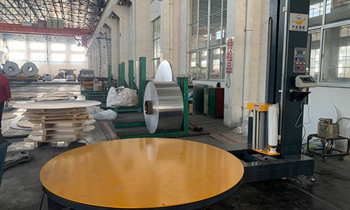 The weighing and wrapping machine is now available, which can complete weighing and packaging in one step, without running back and forth