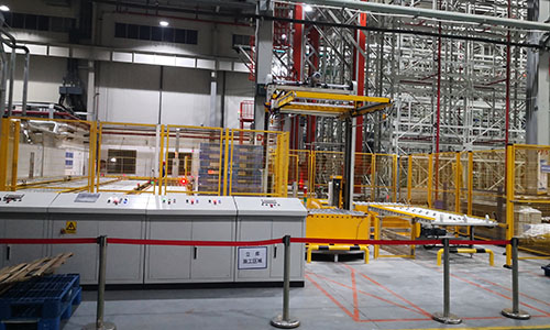 Are you still covering the film manually? The connection film wrapping equipment plus the top covering is the real automatic packaging